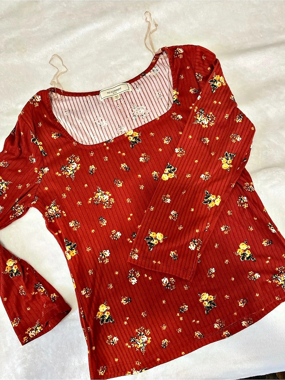 no comment Floral Ribbed Top in Red & White Size Large Like New